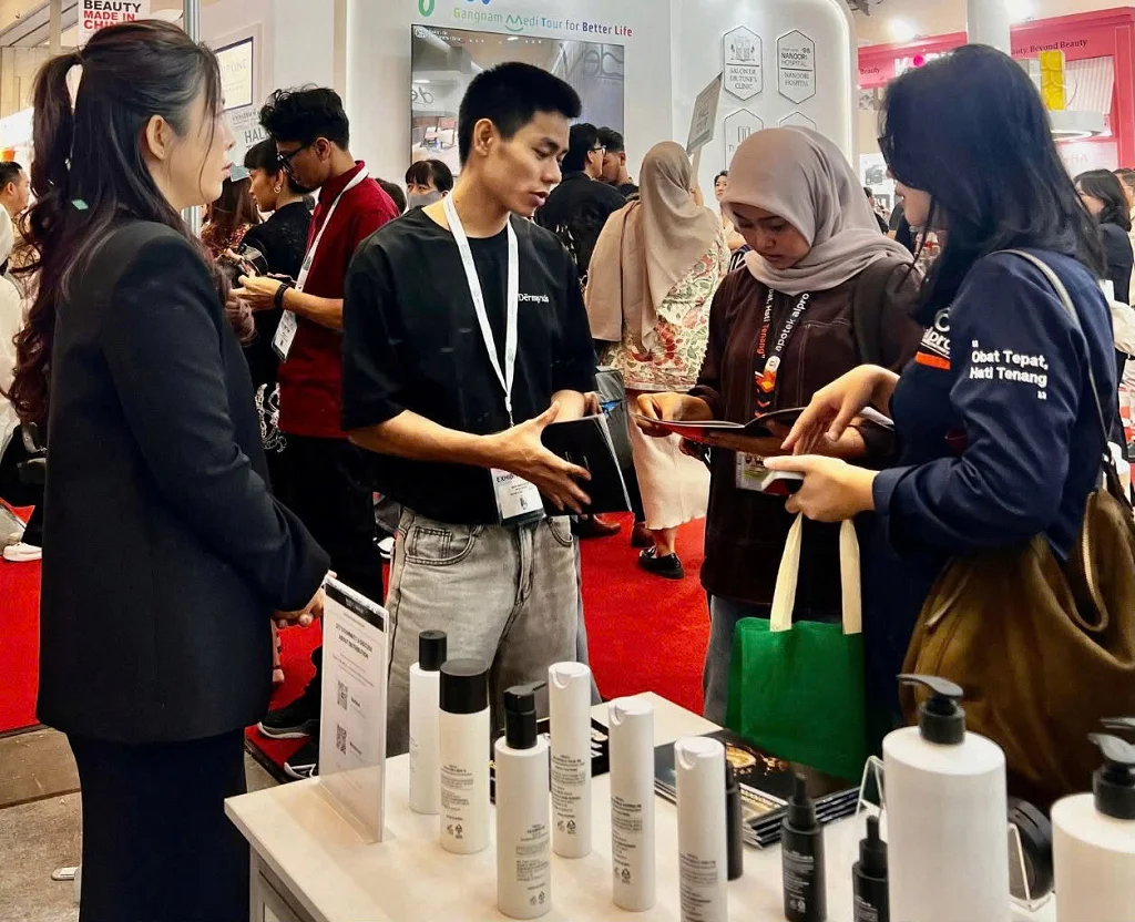 Đội ngũ Dērmyxis và khách hàng tại Cosmobeauté Indonesia 2026